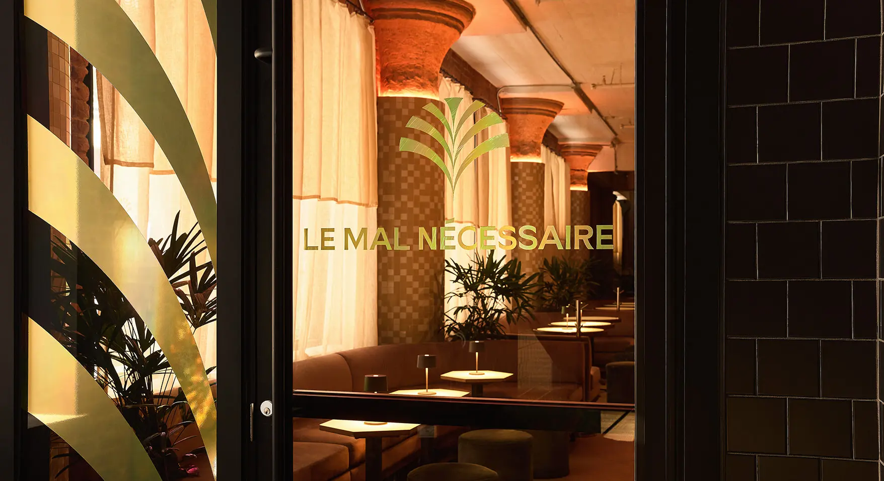 Bar Le Mal Nécessaire entrance in Quartier International de Montréal