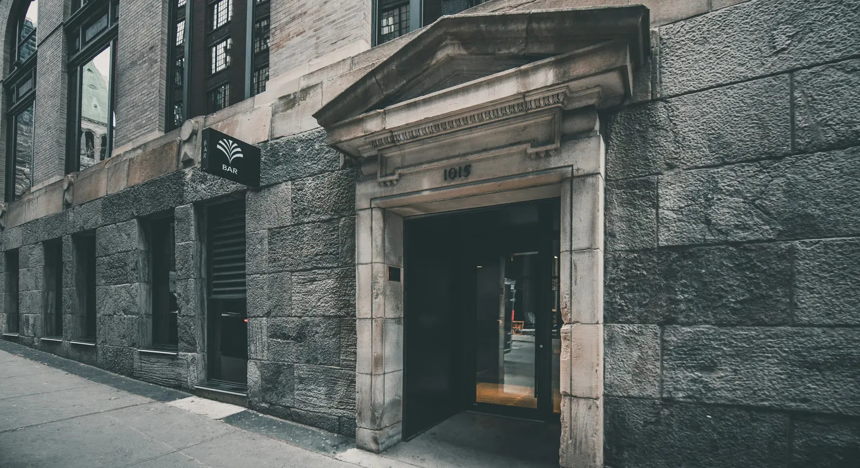 Entrée du Bar Le Mal Nécessaire Montréal